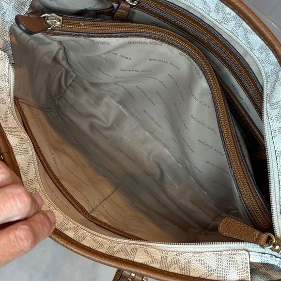 Michael Kors Jet Set Logo Large Tote Bag - Picture 13 of 16